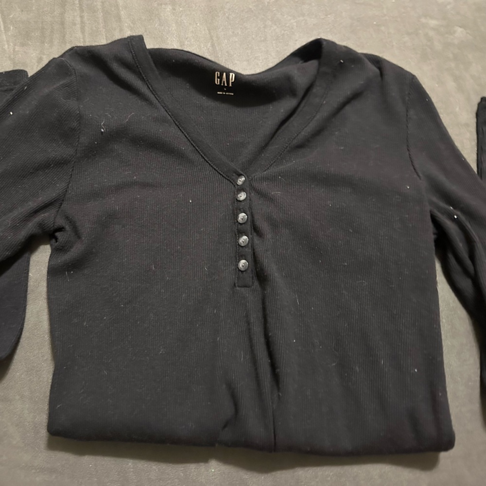 Long sleeve ribbed shirt from Gap. Size S. Worn twice.